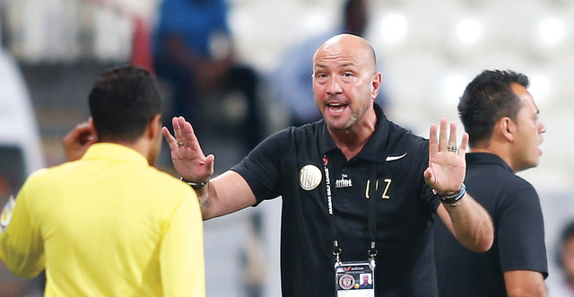 "زينغا خلال النقاش مع حكم اللقاء\t تصوير ـ مجدي اسكندر"