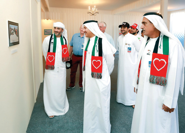 "الحمادي والبستكي خلال تدشين معرض الصور التاريخية\tالبيان"