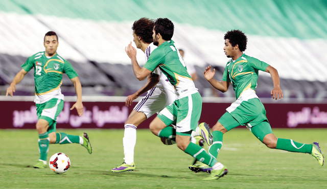 "عمر عبدالرحمن يتوغل في دفاعات الإمارات\t\tتصوير: ناصر بابو"