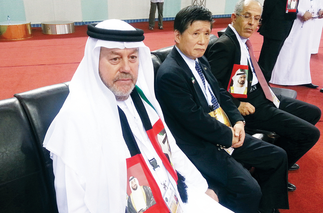 "سبينوس بالزي الإماراتي\tالبيان"