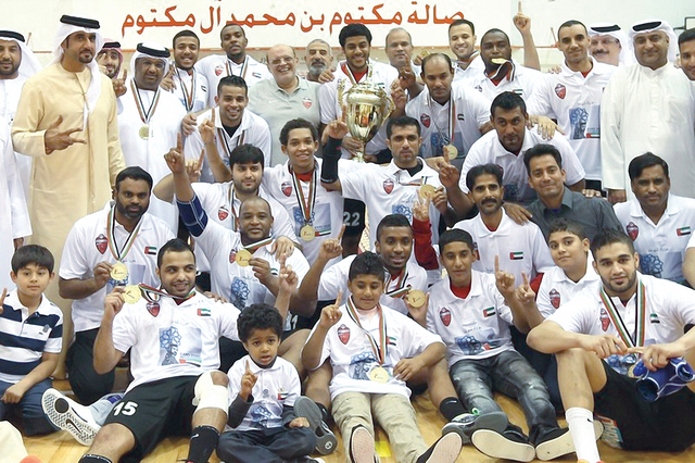 "أبطال النادي الأهلي يحتفلون بكأس الإمارات لكرة اليد"