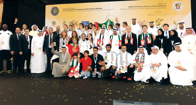 "أثناء تتويج آنسات الكاتا\tالبيان"
