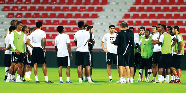 "كوزمين يلقي تعليماته على لاعبيه قبل المران.\t\tالبيان"