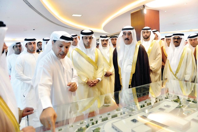 "سعود المعلا وراشد بن سعود ومنصور بن زايد خلال جولتهم التفقدية على أقسام المستشفى بحضور العويس والنعيمي والزعابي \t وام"