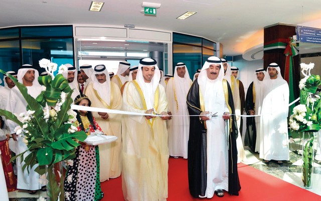"سعود المعلا ومنصور بن زايد يقصان شريط الافتتاح \t وام"