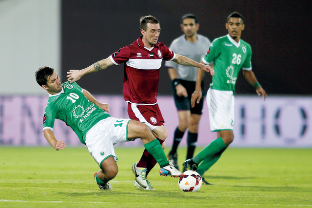 "صراع على الكرة بين لاعبي الوحدة والشباب \tتصوير -  مجدي إسكندر"