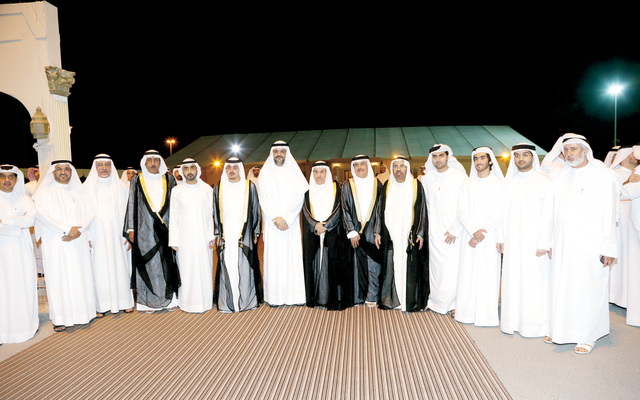 "سلطان بن محمد القاسمي ومحمد بن سعود القاسمي وفيصل القاسمي يتوسطون كبار الحضور"