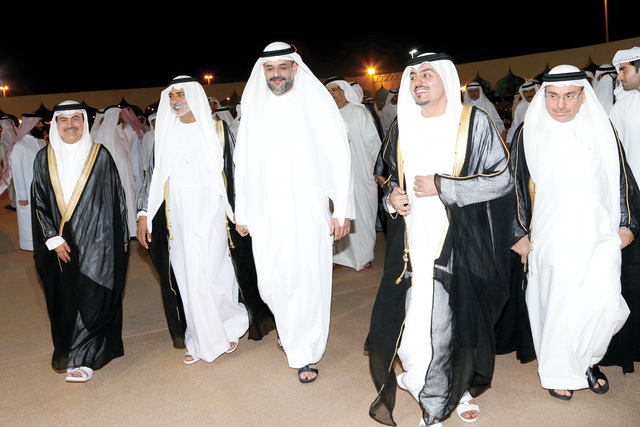 "سلطان بن محمد بن سلطان ونهيان بن مبارك والعريس يتوسطون قرقاش ووالد العريس"