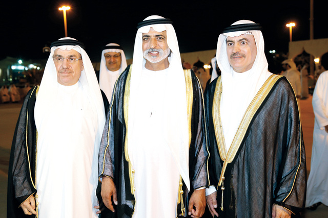 "نهيان بن مبارك يتوسط والد العريس ونبيل قرقاش"