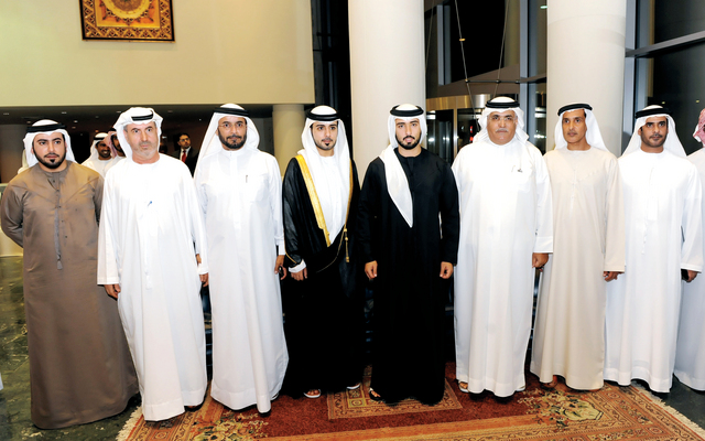"ماجد بن محمد والعريس ووالده ووالد العروس يتوسطون راشد محمد راشد المهيري وعبدالله وأحمد المزروعي وعلي صادق"