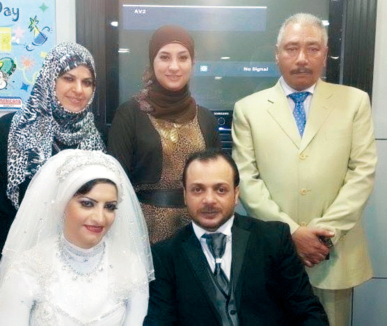 "العروسان وخلفهما مجدي الألفي وبوسي حسن وسوسن سحاب"