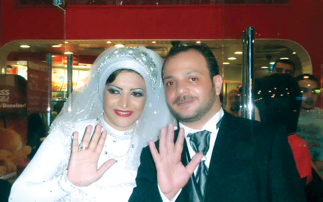 "العروسان يحييان الحضور"