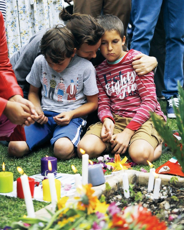 "حزن وشموع أمام منزل مانديلا في جوهانسبورغ         اي.بي.ايه"