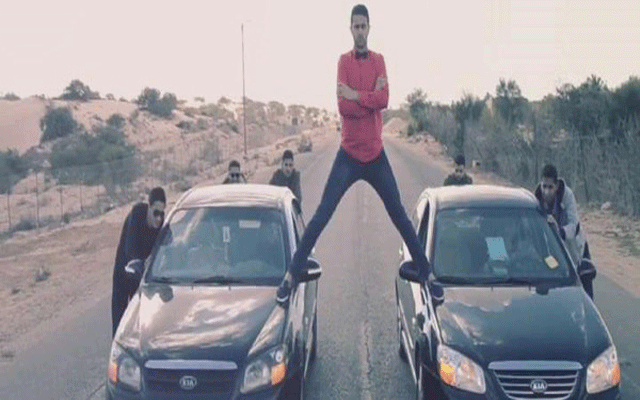 فلسطينيون يقلدون إعلان "فاندام"بدون بنزين