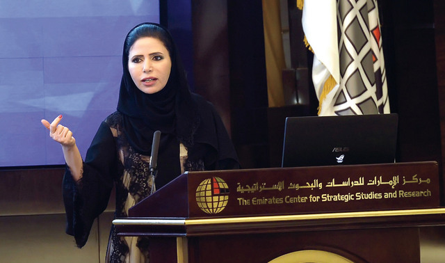"ابتسام الكتبي متحدثة خلال المحاضرة \t\t\t من المصدر"