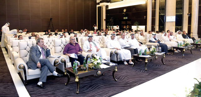 "جانب من الحضور خلال المحاضرة"