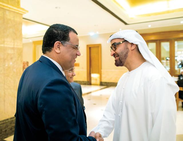 "محمد بن زايد مصافحاً عدداً من أعضاء الوفد"