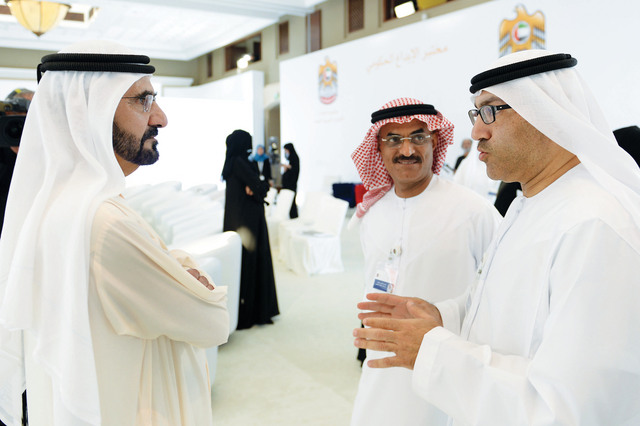 "محمد بن راشد يستمع إلى عبدالرحمن العويس بحضور عبدالله النعيمي"