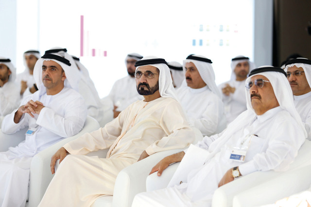 "نائب رئيس الدولة يتوسط حمدان بن راشد وسيف بن زايد بحضور الوزراء"