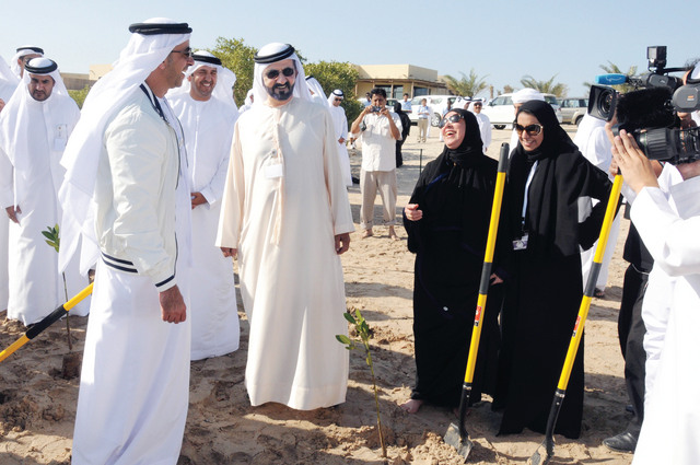 "..وسموه يتابع مريم الرومي وهي تزرع شجرة بحضور سيف بن زايد \tتصوير ــ سيف محمد- خليفة اليوسف - محمد هشام"