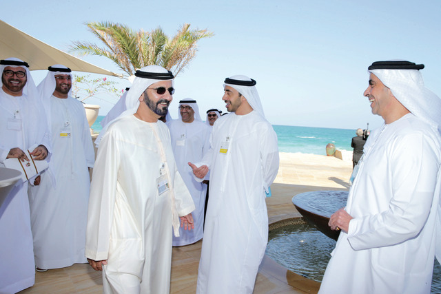 "محمد بن راشد يتبادل الحوار مع سيف بن زايد بحضور عبد الله بن زايد ومحمد القرقاوي وسلطان الجابر"