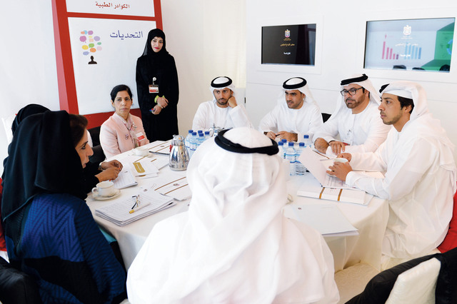 "منصور بن زايد مترئساً جلسة رفع كفاءة الكوادر الطبية وتطوير مهاراتهم بحضور القرقاوي والمزروعي وفرق العمل"
