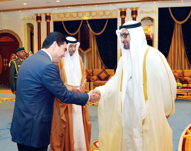 "بحضور رئيس الدولة.. محمدوف يصافح محمد بن زايد"