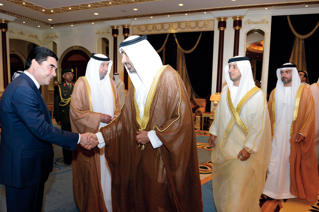 "خليفة.. ورئيس تركمانستان مصافحاً سعيد ومنصور بن زايد وحمدان بن مبارك"