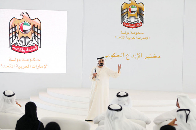 "محمد بن راشد متحدثاً في افتتاح الخلوة الوزارية \t\t\t تصوير ــ سيف محمد وخليفة اليوسف ومحمد هشام"