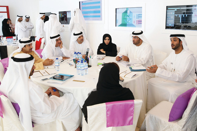 "عبد الله بن زايد مترأساً جلسة تطوير الخدمات الطبية بحضور القطامي والجابر"