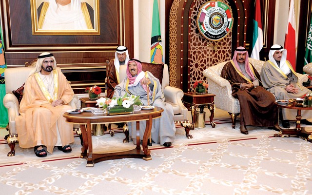 "نائب رئيس الدولة وولي العهد السعودي يبحثان موضوعات القمة"