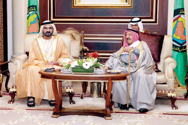 ".. وسموه يصافح كبار مستقبليه في مطار الكويت"
