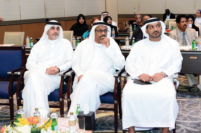 "محمد عبدالله عمر وعدد من المسؤولين خلال المؤتمر البيان"