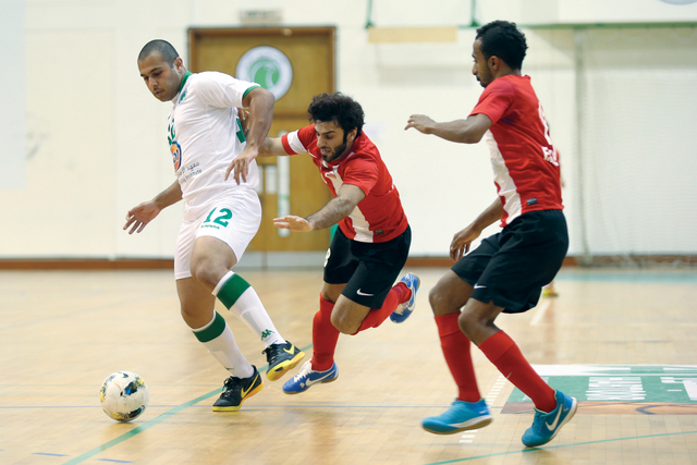 "من مباراة الشباب والأهلي\tتصوير - خالد نوفل"