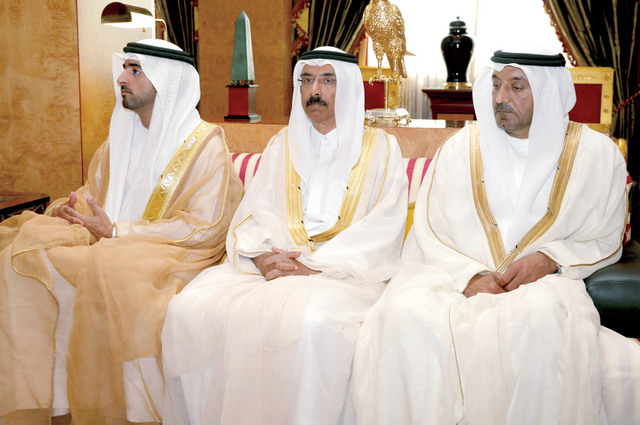 "حمدان بن محمد خلال اللقاء بحضور أحمد بن سعيد ومحمد المر"