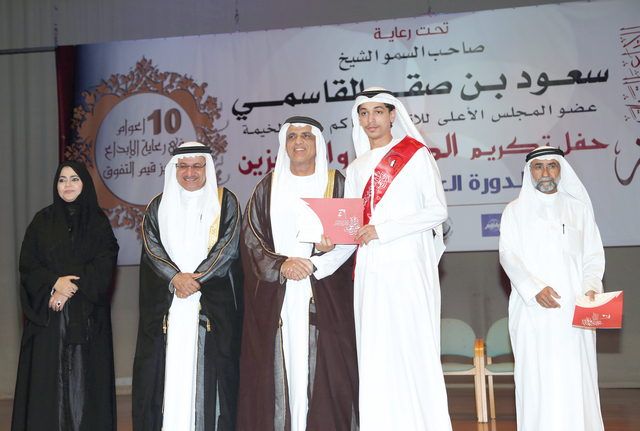 "حاكم رأس الخيمة خلال تكريم الخريجين"