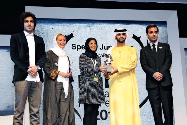 "فريق «سمكة وقطة» يتسلم جائزة لجنة التحكيم الخاصة"