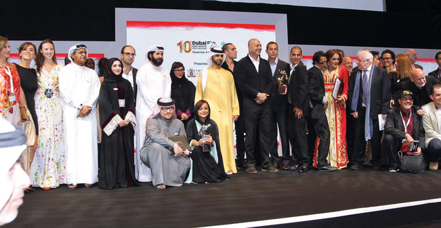 "منصور بن محمد يتوسط المكرمين"