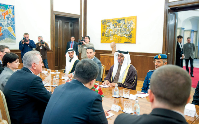 "محمد بن زايد لدى مباحثاته مع الرئيس الصربي بحضور الوفد المرافق ومسؤولين صربيين   \t  وام"