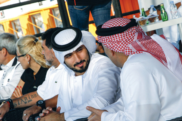 "ماجد بن محمد يتحدث مع مطر الطاير أثناء متابعة السباق"