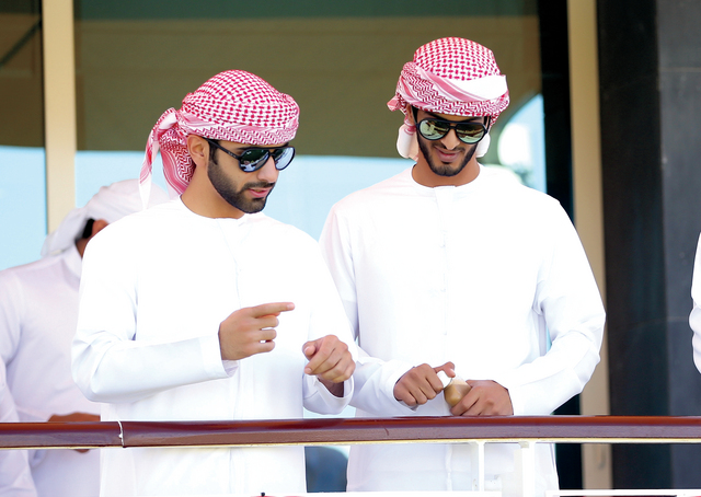 "منصور بن محمد خلال حضوره السباق\tتصوير - عبدالله خليفة"