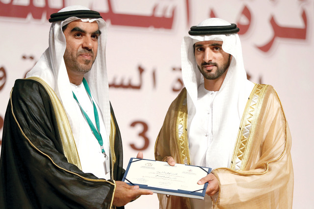 "ولي عهد دبي يكرم صبيح الكعبي"