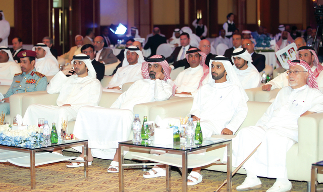 "عمار النعيمي واحمد بن حميد وعبدالعزيز بن حميد في مقدمة الحضور\t تصوير ـــ يونس يونس"