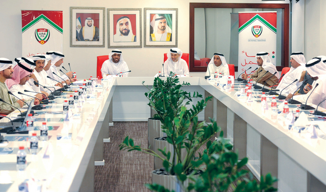 "الاجتماع التشاوري شهد نقاشات حول تطوير العمل باندية الهواة تصوير- هشام تكنيوين"