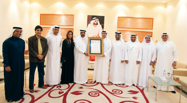 "ظاعن شاهين يتسلم شهادة تكريم البيان من الرزوقي"