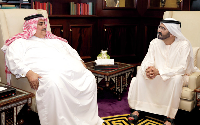 "محمد بن راشد مستقبلاً خالد آل خليفة \t\t\t\t\t تصوير: خليفة اليوسف"