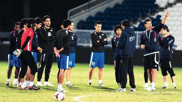"مدرب بني ياس يتحدث إلى اللاعبين \t البيان"