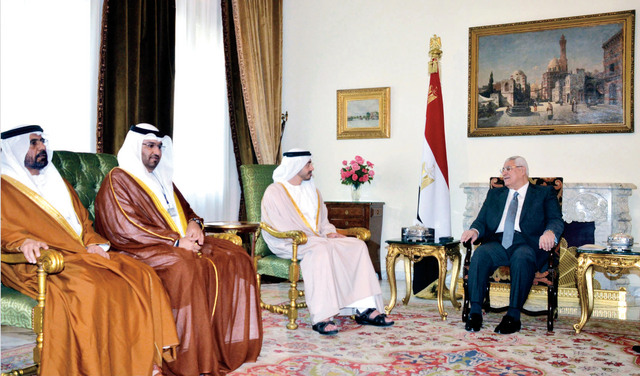 "عدلي منصور لدى استقباله عبدالله بن زايد بحضور سلطان الجابر ومحمد بن نخيرة الظاهري\t وام"