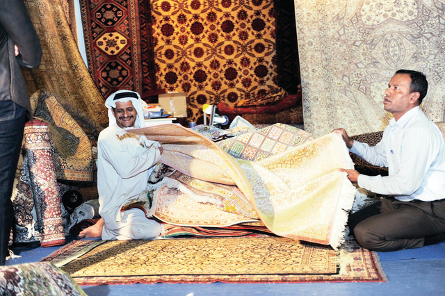 "الواحة تعرض قطعا متنوعة ترضي كافة الأذواق والمستويات الاقتصادية من السجاد اليدوي\tالبيان"