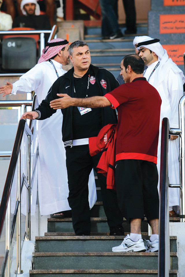 "كوزمين يتابع المباراة من سلالم الاستاد"